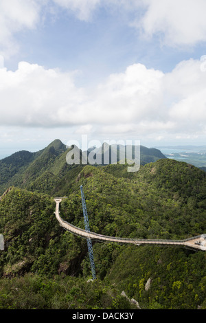 Skybridge über den Dschungel bedeckt Berge der Insel Langkawi in Malaysia Stockfoto
