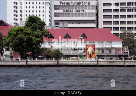 Krankenhaus angesehen vom Boot auf dem Chao Phraya River in Bangkok, Thailand Stockfoto