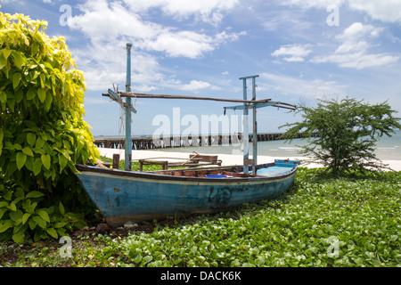 Strände Fischerboot mit Pier im Hintergrund, Hua Hin, Thailand Stockfoto