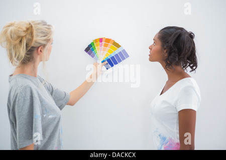 Mitbewohner, die Kommissionierung für leere Wand Farbe Stockfoto