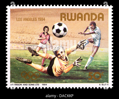 Briefmarke aus Ruanda Darstellung ein Fußballspiel, ausgestellt für die Olympischen Spiele 1984 in Los Angeles. Stockfoto