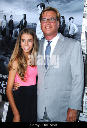 Los Angeles, Kalifornien, USA. 10. Juli 2013. Aaron Sorkin, Roxy (Tochter) Teilnahme an der Los Angeles Staffel 2 Premiere der HBO Serie ''' der Redaktion '' am 10. Juli 2013 in den Paramount Studios in Hollywood, Kalifornien statt. 2013. Credit: D. Long/Globe Photos/ZUMAPRESS.com/Alamy Live-Nachrichten Stockfoto