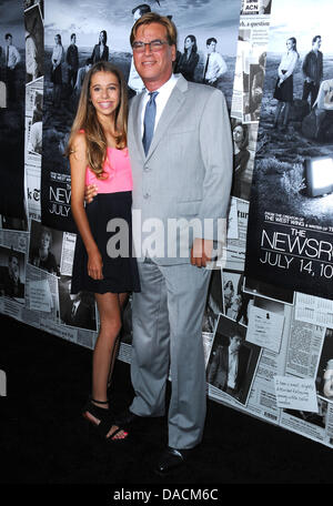 Los Angeles, Kalifornien, USA. 10. Juli 2013. Aaron Sorkin, Roxy (Tochter) Teilnahme an der Los Angeles Staffel 2 Premiere der HBO Serie ''' der Redaktion '' am 10. Juli 2013 in den Paramount Studios in Hollywood, Kalifornien statt. 2013. Credit: D. Long/Globe Photos/ZUMAPRESS.com/Alamy Live-Nachrichten Stockfoto