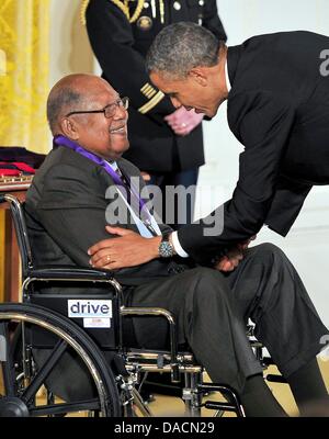 Washington, DC, USA. 10. Juli 2013. Washington DC, USA. 10. Juli 2013. US President Barack Obama (R) präsentiert eine 2012 National Medal of Arts Ernest Gaines, für seine Verdienste als Schriftsteller und Lehrer, während einer Zeremonie im East Room des weißen Hauses in Washington, DC, USA, 10. Juli 2013. Foto: Ron Sachs/CNP/Dpa/Alamy Live News Stockfoto