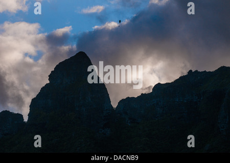 Gleitschirm über den Anahola Bergen, Kauai, Hawaii Stockfoto