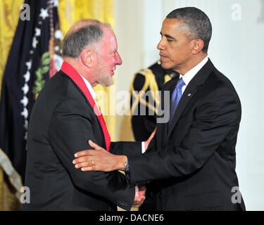 Washington, DC, USA. 10. Juli 2013. Washington DC, USA. 10. Juli 2013. US President Barack Obama (R) präsentiert eine 2012 National Humanities Medal, Politikwissenschaftler und Professor Robert Putnam, während einer Zeremonie im East Room des weißen Hauses in Washington, DC, USA, 10. Juli 2013. Foto: Ron Sachs/CNP/Dpa/Alamy Live News Stockfoto