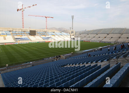 Krane stehen im Stade Velodrome in Marseille, Frankreich, 27. September 2011. Hier wird das Champions League Spiel Olympique Marseille gegen Borussia Dortmund am 28. September 2011 stattfinden. Foto: Friso Gentsch Stockfoto