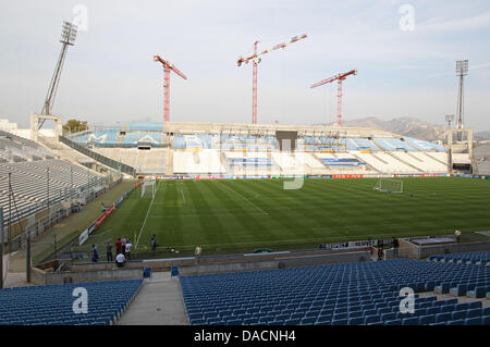 Krane stehen im Stade Velodrome in Marseille, Frankreich, 27. September 2011. Hier wird das Champions League Spiel Olympique Marseille gegen Borussia Dortmund am 28. September 2011 stattfinden. Foto: Friso Gentsch Stockfoto