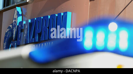 Die blauen Lichter von einem Krankenwagen sind neben dem Firmenlogo der Gazprom-Zentrale in Berlin, Deutschland, 28. September 2011 abgebildet. Im Zuge einer transeuropäischen Razzia wurden die Einrichtungen der verschiedenen Gasunternehmen durchsucht. Die EU-Kommission vermutet unfairen Wettbewerb und startete eine Razzia in verschiedenen europäischen Ländern. Ermittler mit Schwerpunkt Eon Ruhrgas und Gazpr Stockfoto