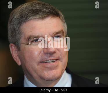 Thomas Bach, Vizepräsident des Internationalen Olympischen Komitees (IOC), stellt im Kurhaus in Baden-Baden, Deutschland, 28. September 2011. Das IOC feiert den 30. fast des 11. Olympischen Komitees. Foto: Patrick Seeger Stockfoto