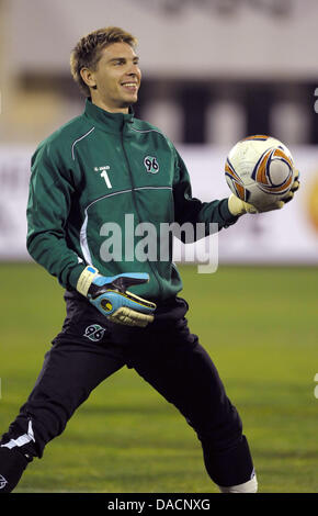 Hannovers Torwart Ron-Robert Zieler Praktiken im Stadion in Poltava, Ukraine, 28. September 2011. Vorskla Poltava spielen Hannover 96 im Gruppenspiel der Europa League auf Donnerstag, 29. September 2011. Stockfoto