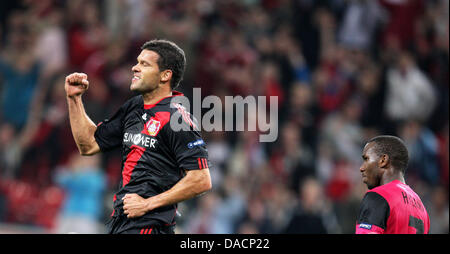 Leverkusens Michael Ballack feiert sein 2: 0-Tor in der Champions League-Gruppe E Spiel zwischen Bayer Leverkusen und dem KRC Genk in der BayArena in Leverkusen, Deutschland, 28. September 2011. Foto: Rolf Vennenbernd Dpa/Lnw +++(c) Dpa - Bildfunk +++ Stockfoto