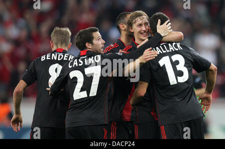 Leverkusens Michael Ballack (R) feiert mit seinen Teamkollegen Stefan Kießling (2-R) nach der 2: 0-Tor in der Champions League-Gruppe E-match zwischen Bayer Leverkusen und KRC Genk in der BayArena in Leverkusen, Deutschland, 28. September 2011. Foto: Rolf Vennenbernd Dpa/Lnw +++(c) Dpa - Bildfunk +++ Stockfoto