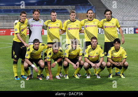 Der Dortmunder Sebastian Kehl (Plus, l-R), Roman Weidenfeller, Kevin Großkreutz, Sven Bender, Neven Subotic, Mats Hummels und Robert Lewandowski (unten, l-R), Mario Götze, Marcel Schmelzer, Lukas Piszczek und Shinji Kagawa vor der Champions League Gruppe F Fußball match zwischen Olympique Marseille und Borussia Dortmund Stade Vélodrome in Marseille, Frankreich, 28. September 2011. Pho Stockfoto