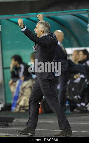 Hannovers Trainer Mirko Slomka feiert das Europa League-Gruppe B-Match zwischen Vorskla Poltava und Hannover 96 Stadium Vorskla Poltava, Ukraine, 29. September 2011. Foto: Peter Steffen Dpa +++(c) Dpa - Bildfunk +++ Stockfoto