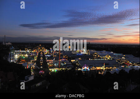 Ein Blick über das Oktoberfest-Gelände ist in der Abenddämmerung in München, 29. September 2011 abgebildet. 178th Oktoberfest zieht Besucher aus aller Welt bis 3. Oktober 2011. Foto: Felix Hoerhager Stockfoto