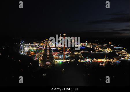 Ein Blick über das Oktoberfest-Gelände ist in der Abenddämmerung in München, 29. September 2011 abgebildet. 178th Oktoberfest zieht Besucher aus aller Welt bis 3. Oktober 2011. Foto: Felix Hoerhager Stockfoto