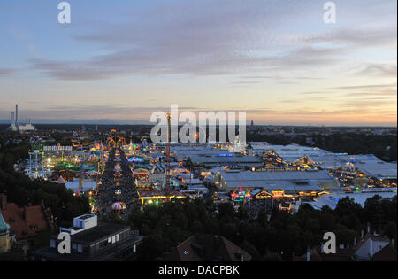 Ein Blick über das Oktoberfest-Gelände ist in München, 29. September 2011 abgebildet. 178th Oktoberfest zieht Besucher aus aller Welt bis 3. Oktober 2011. Foto: Felix Hoerhager Stockfoto