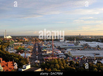 Ein Blick über das Oktoberfest-Gelände ist in München, 29. September 2011 abgebildet. 178th Oktoberfest zieht Besucher aus aller Welt bis 3. Oktober 2011. Foto: Felix Hoerhager Stockfoto