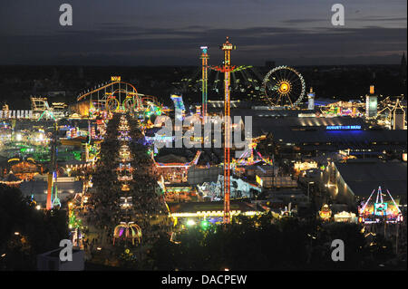 Ein Blick über das Oktoberfest-Gelände ist in München, 29. September 2011 abgebildet. 178th Oktoberfest zieht Besucher aus aller Welt bis 3. Oktober 2011. Foto: Felix Hoerhager Stockfoto