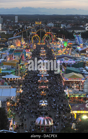 Ein Blick über das Oktoberfest-Gelände ist in München, 29. September 2011 abgebildet. 178th Oktoberfest zieht Besucher aus aller Welt bis 3. Oktober 2011. Foto: Felix Hoerhager Stockfoto