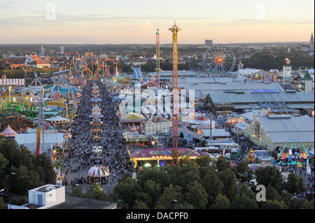 Ein Blick über das Oktoberfest-Gelände ist in München, 29. September 2011 abgebildet. 178th Oktoberfest zieht Besucher aus aller Welt bis 3. Oktober 2011. Foto: Felix Hoerhager Stockfoto