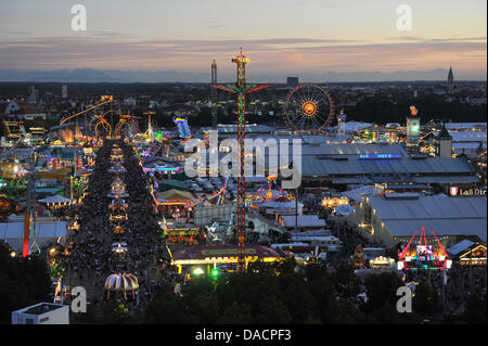 Ein Blick über das Oktoberfest-Gelände ist in München, 29. September 2011 abgebildet. 178th Oktoberfest zieht Besucher aus aller Welt bis 3. Oktober 2011. Foto: Felix Hoerhager Stockfoto