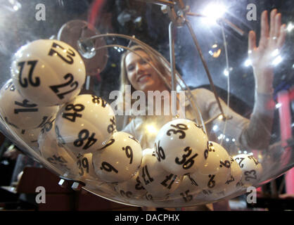 (DATEI) Eine Archivfoto vom 3. September 2005 zeigt Franziska Reichenbacher Blick durch die Plexiglas-Kugel von der Lotterie-Zeichengerät im Studio des Hessischen Rundfunks im Maintower in Frankfurt Main, Deutschland. Diesen Samstag um 22:45, wird die Lotterie während einer Live-Sendung zum 5000. Mal gezogen. Foto: Frank Rumpenhorst Stockfoto