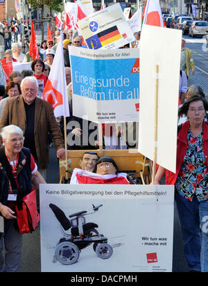 Rund 500 Menschen protestieren mit Fahnen und Flaggen für eine gerechte Lastenverteilung zwischen Jung und alt und bessere Ruhestand Politik in Hannover, 30. September 2011. Der Bund der Deutschen Gewerkschaftsbund (DGB) forderte die Demonstration zum internationalen Tag der älteren Menschen. Foto: Holger Hollemann Stockfoto