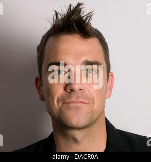 Datei - ein Archiv Bild datiert 14. September 2009 den britischen Musiker Robbie Williams während seiner Präsentation von seinem Album "Reality Killed The Video Star" in Köln zeigt. Foto: Jan Knoff Stockfoto