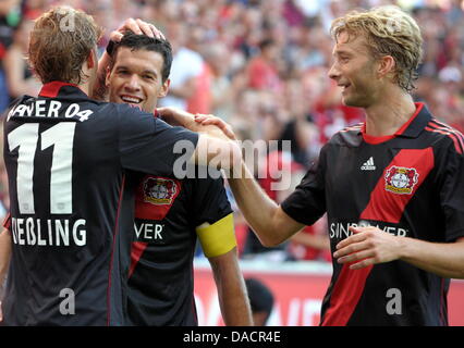 Leverkusens Stefan Kiessling (L-R) feiert sein 3: 1 Tor mit Michael Ballack und Simon Rolfes in der deutschen Bundesliga-Fußballspiel zwischen Bayer 04 Leverkusen und dem VfL Wolfsburg in der BayArena in Leverkusen, Deutschland, 1. Oktober 2011. Foto: FEDERICO GAMBARINI (Achtung: EMBARGO Bedingungen! Die DFL ermöglicht die weitere Nutzung der Bilder in IPTV, mobile Dienste ein Stockfoto