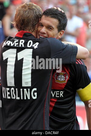 Leverkusens Stefan Kiessling (L) feiert sein 3: 1 Tor mit Michael Ballack in der deutschen Bundesliga-Fußballspiel zwischen Bayer 04 Leverkusen und dem VfL Wolfsburg in der BayArena in Leverkusen, Deutschland, 1. Oktober 2011. Foto: FEDERICO GAMBARINI (Achtung: EMBARGO Bedingungen! Die DFL ermöglicht die weitere Nutzung der Bilder im IPTV, mobile Dienste und andere neue techn Stockfoto