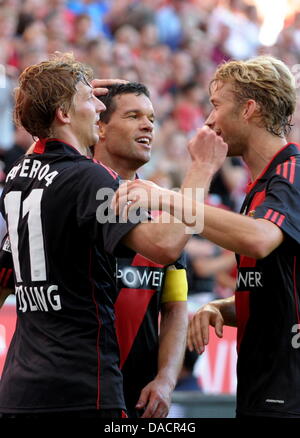 Leverkusens Stefan Kiessling (L-R) feiert sein 3: 1 Tor mit Michael Ballack und Simon Rolfes in der deutschen Bundesliga-Fußballspiel zwischen Bayer 04 Leverkusen und dem VfL Wolfsburg in der BayArena in Leverkusen, Deutschland, 1. Oktober 2011. Foto: FEDERICO GAMBARINI (Achtung: EMBARGO Bedingungen! Die DFL ermöglicht die weitere Nutzung der Bilder in IPTV, mobile Dienste ein Stockfoto