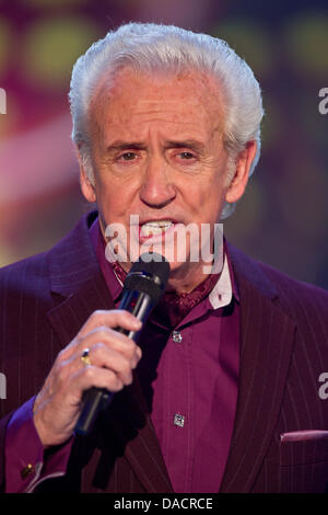 Britischer Folk-Sänger Tony Christie während der Proben von der ZDF-Show "Musik Fuer Sie führt" (Musik) in Magdeburg, Deutschland, 9. Dezember 2011. Die Sendung wird am deutschen Fernsehen Programm MDR (Mitte des deutschen Rundfunk). Foto: Jens Wolf Stockfoto