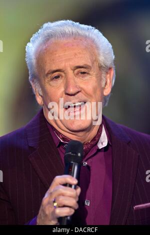 Britischer Folk-Sänger Tony Christie während der Proben von der ZDF-Show "Musik Fuer Sie führt" (Musik) in Magdeburg, Deutschland, 9. Dezember 2011. Die Sendung wird am deutschen Fernsehen Programm MDR (Mitte des deutschen Rundfunk). Foto: Jens Wolf Stockfoto