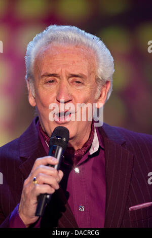 Britischer Folk-Sänger Tony Christie während der Proben von der ZDF-Show "Musik Fuer Sie führt" (Musik) in Magdeburg, Deutschland, 9. Dezember 2011. Die Sendung wird am deutschen Fernsehen Programm MDR (Mitte des deutschen Rundfunk). Foto: Jens Wolf Stockfoto