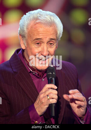 Britischer Folk-Sänger Tony Christie während der Proben von der ZDF-Show "Musik Fuer Sie führt" (Musik) in Magdeburg, Deutschland, 9. Dezember 2011. Die Sendung wird am deutschen Fernsehen Programm MDR (Mitte des deutschen Rundfunk). Foto: Jens Wolf Stockfoto