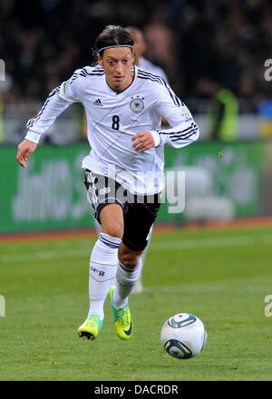 (Dpa-Datei) - ein Datei-Bild datiert 11. November 2011 zeigt Fußball-Spieler Mesut Özil den Ball dribbeln, während der internationale Fußball-freundlich entsprechen Ukraine Vs Deutschland in Kiew, Ukraine. Foto: Thomas Eisenhuth Stockfoto