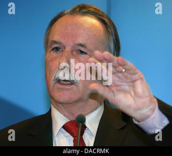 Klaus-Dieter Lehmann, Präsident des Goethe-Instituts, spricht im Goethe-Institut in Berlin, Deutschland, 13. Dezember 2011. Lehmann nahm Teil an der jährlichen Pressekonferenz der Welt weit aktiven kulturellen Institution. Foto: STEPHANIE PILICK Stockfoto