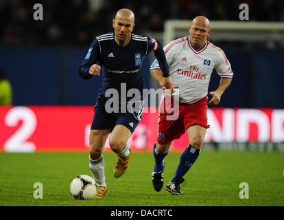 Zinedine Zidane "Team Ronaldo, Zidane und Freunde" und Stig Toefting (R) "Team HSV-Allstars" Kampf um den Ball während der Fußball-Charity Spiel gegen Armut zwischen 'Team Ronaldo, Zidane und Freunde' und 'HSV Allstars"in der Imtech Arena in Hamburg, Deutschland, 13. Dezember 2011. Foto: Christian Charisius Dpa/Lno +++(c) Dpa - Bildfunk +++ Stockfoto