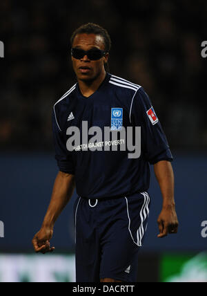 Edgar Davids "Team Ronaldo, Zidane und Freunde" steht auf dem Platz während der Fußball-Benefizspiel gegen die Armut zwischen "Team Ronaldo, Zidane und Freunde" und "HSV Allstars" in der Imtech Arena in Hamburg, Deutschland, 13. Dezember 2011. Foto: Christian Charisius Dpa/lno Stockfoto