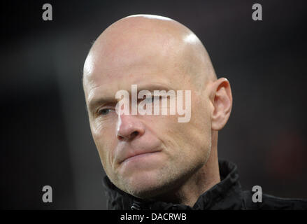 Kölns Trainer Stale Solbakken ist neu Bundesliga-Fußballspiel zwischen FC Köln und FSV Mainz 05 im Rhein-Energie-Stadion in Köln, 13. Dezember 2011 gesehen. Foto: Jonas Guettler Stockfoto