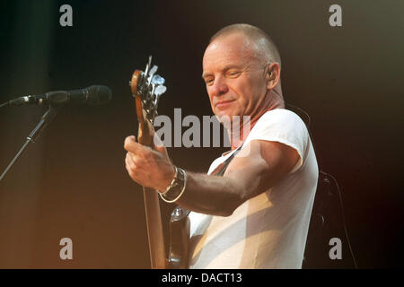 Mainz, Deutschland. 10. Juli 2013. Sänger, Komponist und Schauspieler Gordon Matthew Thomas Sumner (Sting) führt zusammen mit seiner Band auf seinem "Back to Bass Tour" in Mainz, Deutschland, 10. Juli 2013. Es ist Stings einziges Konzert in Deutschland auf Tour. Foto: FREDRIK VON ERICHSEN/Dpa/Alamy Live-Nachrichten Stockfoto