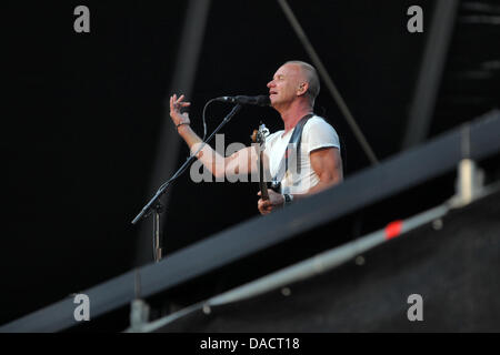 Mainz, Deutschland. 10. Juli 2013. Sänger, Komponist und Schauspieler Gordon Matthew Thomas Sumner (Sting) führt zusammen mit seiner Band auf seinem "Back to Bass Tour" in Mainz, Deutschland, 10. Juli 2013. Es ist Stings einziges Konzert in Deutschland auf Tour. Foto: FREDRIK VON ERICHSEN/Dpa/Alamy Live-Nachrichten Stockfoto