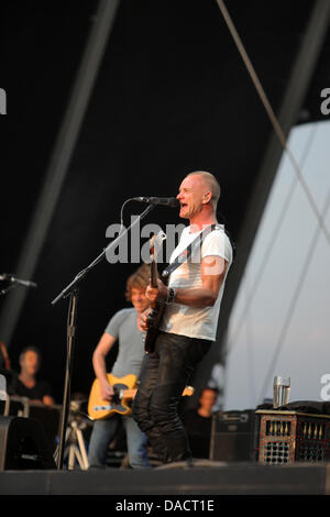 Mainz, Deutschland. 10. Juli 2013. Sänger, Komponist und Schauspieler Gordon Matthew Thomas Sumner (Sting) führt zusammen mit seiner Band auf seinem "Back to Bass Tour" in Mainz, Deutschland, 10. Juli 2013. Es ist Stings einziges Konzert in Deutschland auf Tour. Foto: FREDRIK VON ERICHSEN/Dpa/Alamy Live-Nachrichten Stockfoto