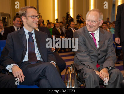 Deutschen Bundesfinanzminister Wolfgang Schaeuble (CDU, R) und Präsident des deutschen Bundes Bank Jens Weidmann nehmen Sie Teil an einer Veranstaltung zum 10-jährigen Jubiläum der Einführung der Euro-Währung an das Finanzministerium in Berlin, Deutschland, 14. Dezember 2011. Foto: HERBERT KNOSOWSKI Stockfoto