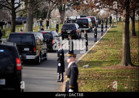 Die Wagenkolonne mit US-Präsident Barack Obama und Premierminister Nouri al-Maliki des Irak macht seinen Weg nach Arlington Staatsangehörig-Kirchhof für eine Verlegung Kranzniederlegung, Montag, 12. Dezember 2011 in Arlington, Virginia... Bildnachweis: Olivier Douliery / Pool über CNP Stockfoto