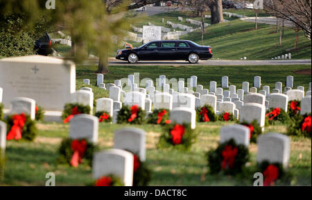 Die Wagenkolonne mit US-Präsident Barack Obama und Premierminister Nouri al-Maliki des Irak macht seinen Weg nach Arlington Staatsangehörig-Kirchhof für eine Verlegung Kranzniederlegung, Montag, 12. Dezember 2011 in Arlington, Virginia... Bildnachweis: Olivier Douliery / Pool über CNP Stockfoto