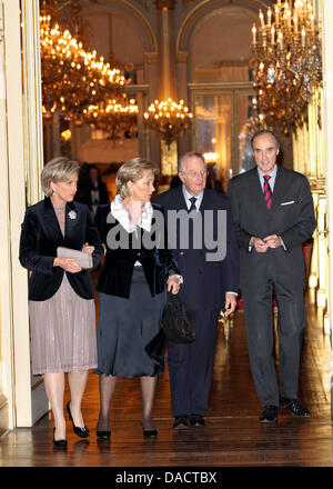 Prinzessin Astrid (L-R), Königin Paola, König Albert II. von Belgien und Prinz Lorenz von Österreich-Este besuchen das Weihnachtskonzert im königlichen Palast in Brüssel, Belgien, 14. Dezember 2011. Das Philharmonia Orchester spielte am Abend. Foto: Patrick van Katwijk / Niederlande, Stockfoto