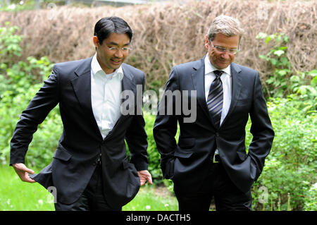 Datei - Ende-des-Jahres-Überprüfung 2011: eine Archiv Bild datiert 2. Mai 2011 zeigt dann FDP-Führer Guido Westerwelle (R) reden, dann Bundesministerium Gesundheit Minister Philipp Rösler (FDP) vor einem Meesting FDP-Vorstandsmitglied bei der Party am Hauptsitz in Berlin, Deutschland. Der Vorstand wird über personelle Veränderungen innerhalb der Partei beraten. Foto: Maurizio Gambarini Stockfoto